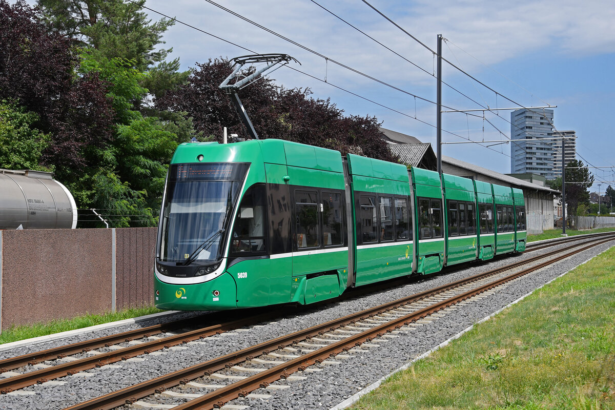 Be 6/8 Flexity 5039, auf der Linie 14, fährt am 17.07.2023 zur Haltestelle Kästeli.