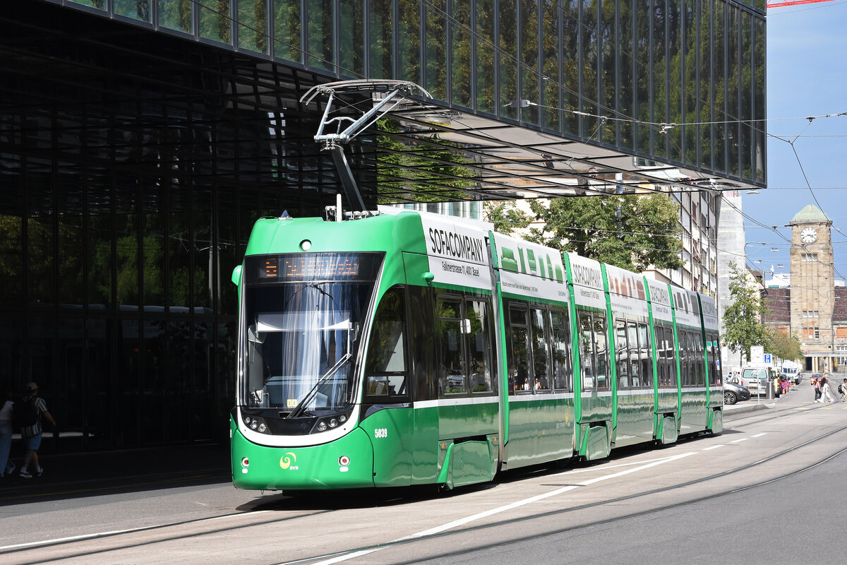Be 6/8 Flexity 5039, auf der wegen der Grossbaustelle am Marktplatz verk�rzten Linie 6, f�hrt am 24.08.2026 zur Haltestelle Messeplatz. Aufnahme Basel.