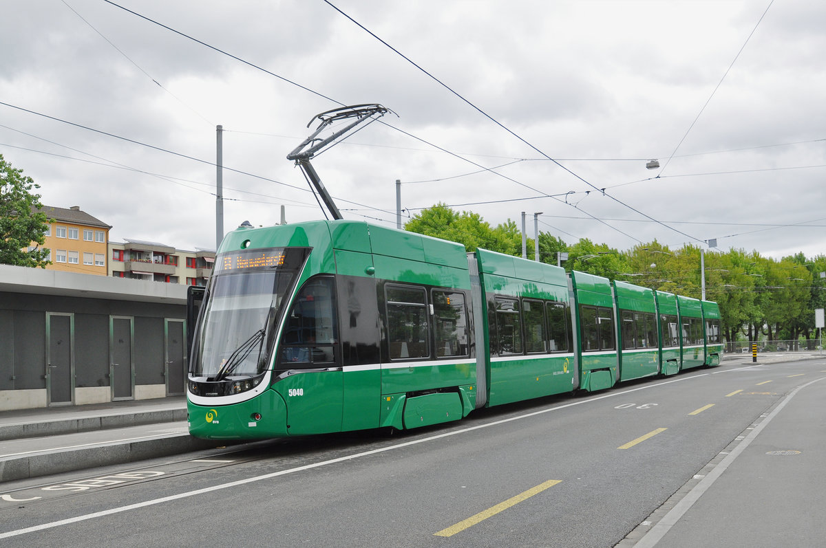 Be 6/8 Flexity 5040, auf der Linie 8, wartet an der Haltestelle Kleinhüningen. Die Aufnahme stammt vom 07.05.2017.