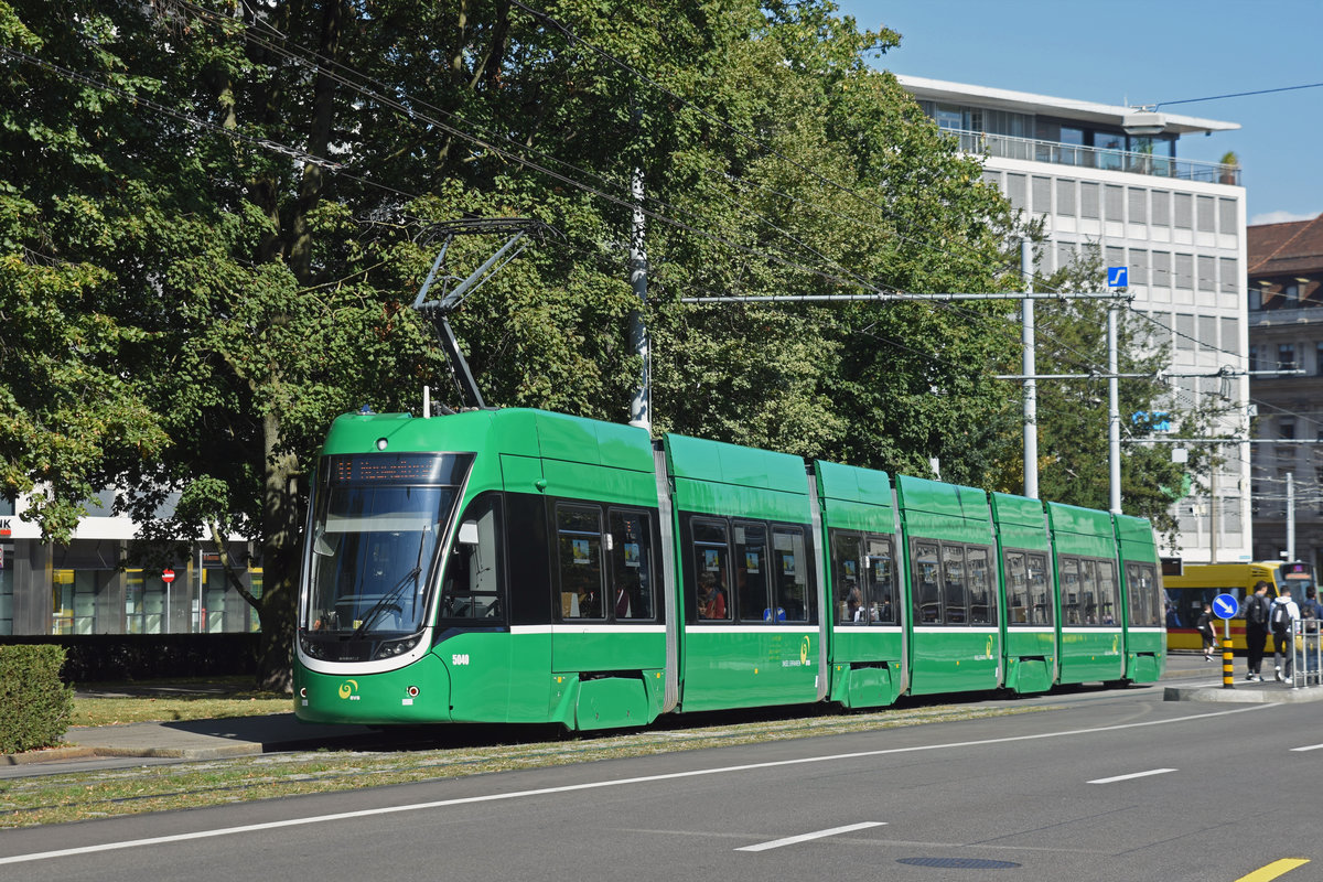 Be 6/8 Flexity 5040, auf der Linie 8, fährt zur Haltestelle am Bahnhof SBB. Die Aufnahme stammt vom 28.09.2018.