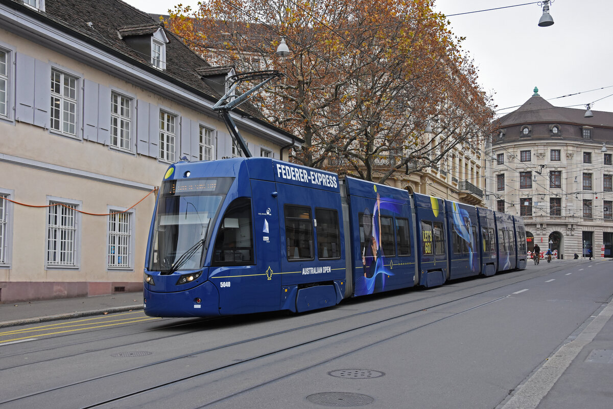Be 6/8 Flexity 5040  Federer Express , auf der Linie 3, fährt den Steinenberg hinunter zur Haltestelle Barfüsserplatz. Die Aufnahme stammt vom 24.11.2021.