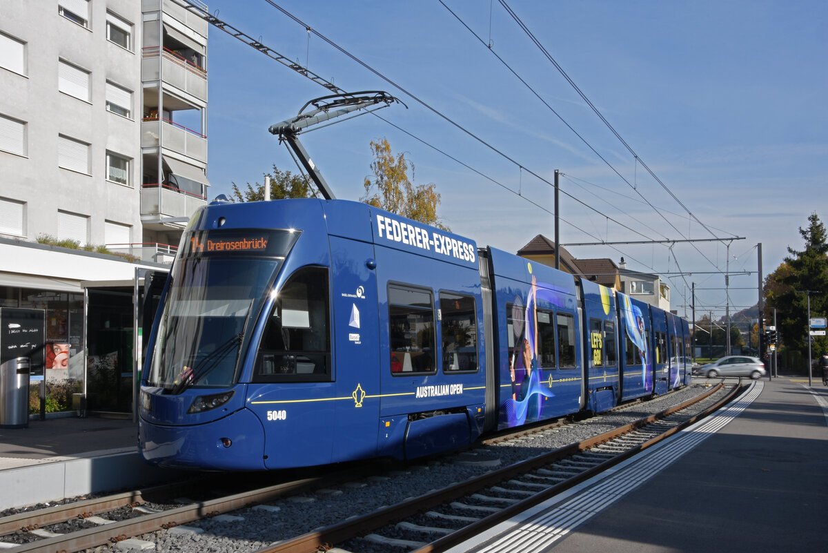Be 6/8 Flexity 5040  Federer Express , auf der Linie 14, wartet an der Endstation in Pratteln. Die Aufnahme stammt vom 29.10.2021.