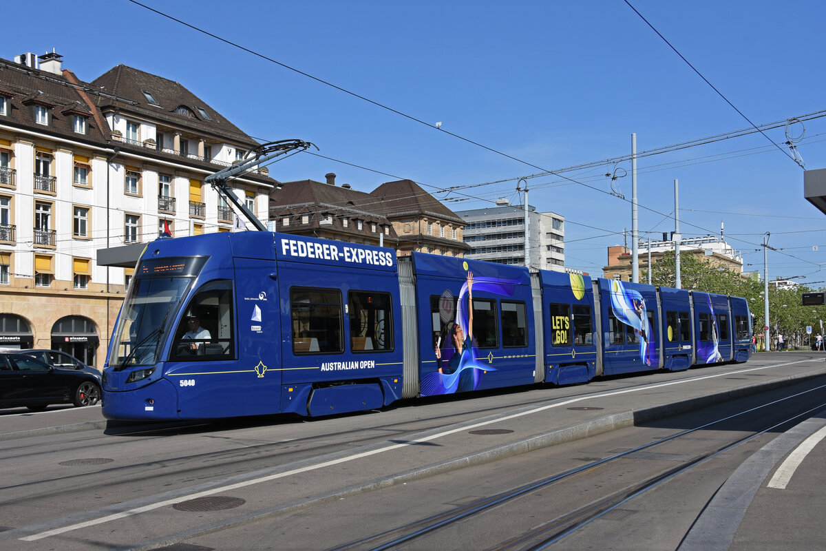 Be 6/8 Flexity 5040  Federer Express , auf der Linie 6, bedient die Haltestelle am badischen Bahnhof. Die Aufnahme stammt vom 20.05.2022.