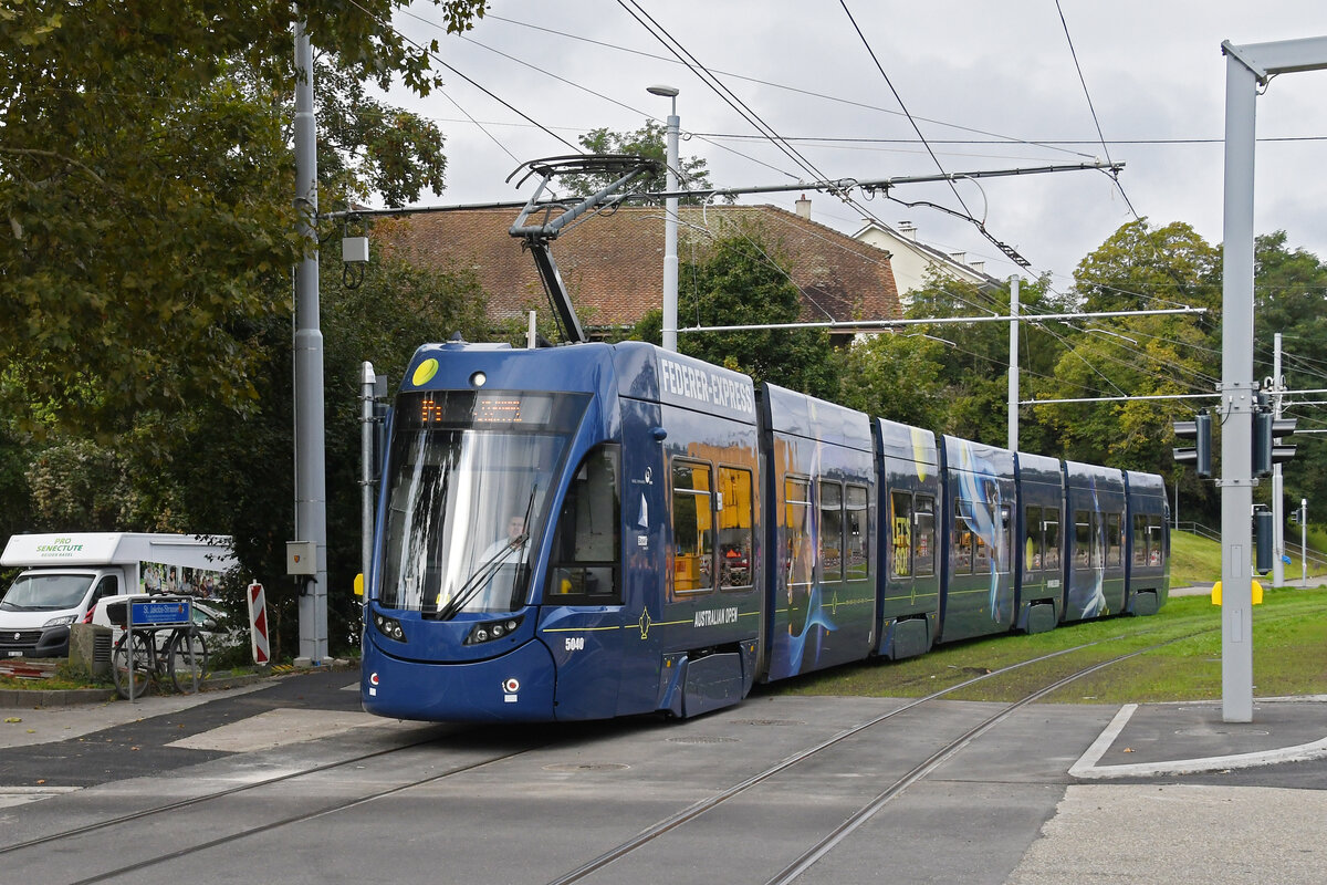 Be 6/8 Flexity 5040  Federer Express , auf der Linie 14, fährt am 05.10.2024 bei der Haltestelle St. Jakob ein. Aufnahme Basel.