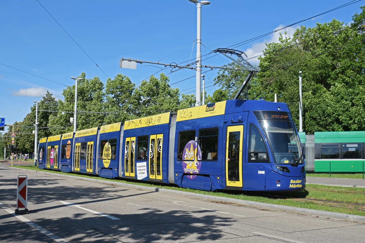 Be 6/8 Flexity 5040 mit der Werbung für die Basler Märkte, auf der Linie 6, fährt zur Haltestelle Habermatten. Die Aufnahme stammt vom 12.05.2020.