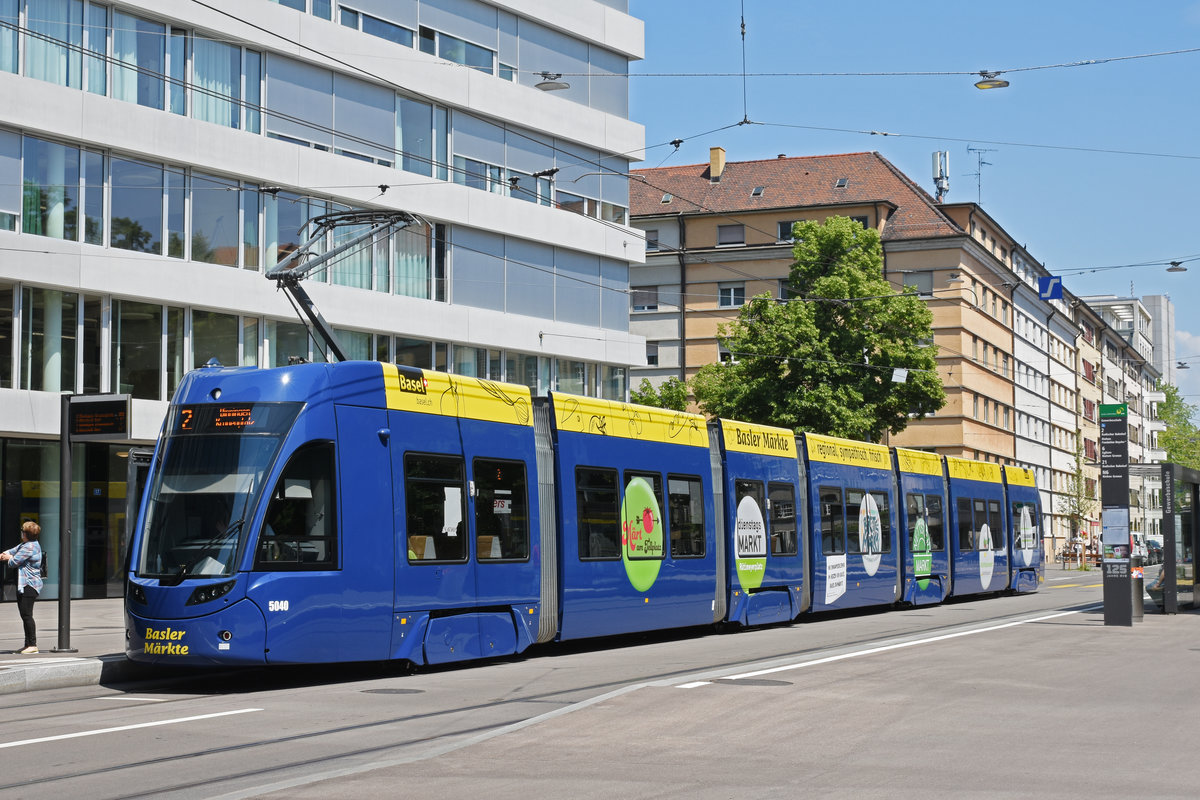 Be 6/8 Flexity 5040 mit der Werbung für die Basler Märkte, auf der Linie 2, bedient die Haltestelle Gewerbeschule. Die Aufnahme stammt vom 19.05.2020.