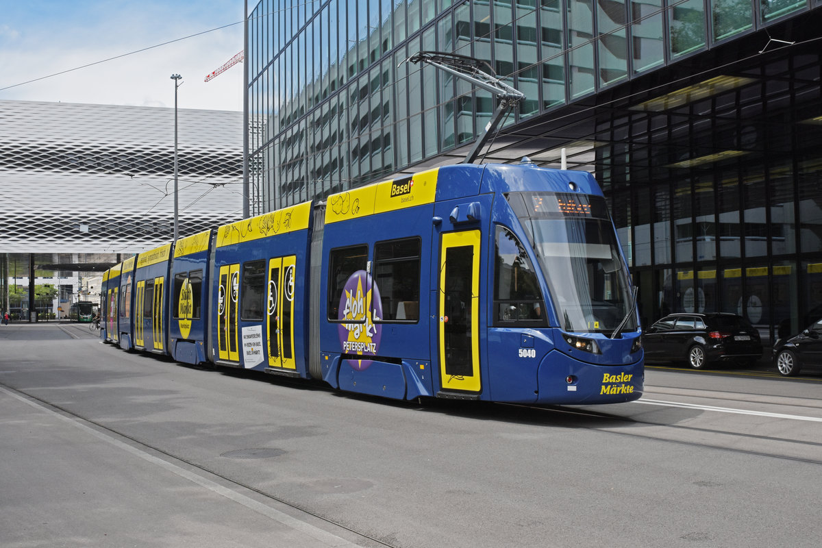 Be 6/8 Flexity 5040 mit der Werbung für die Basler Märkte, auf der Linie 2, fährt zur Haltestelle Gewerbeschule. Die Aufnahme stammt vom 19.06.2020.