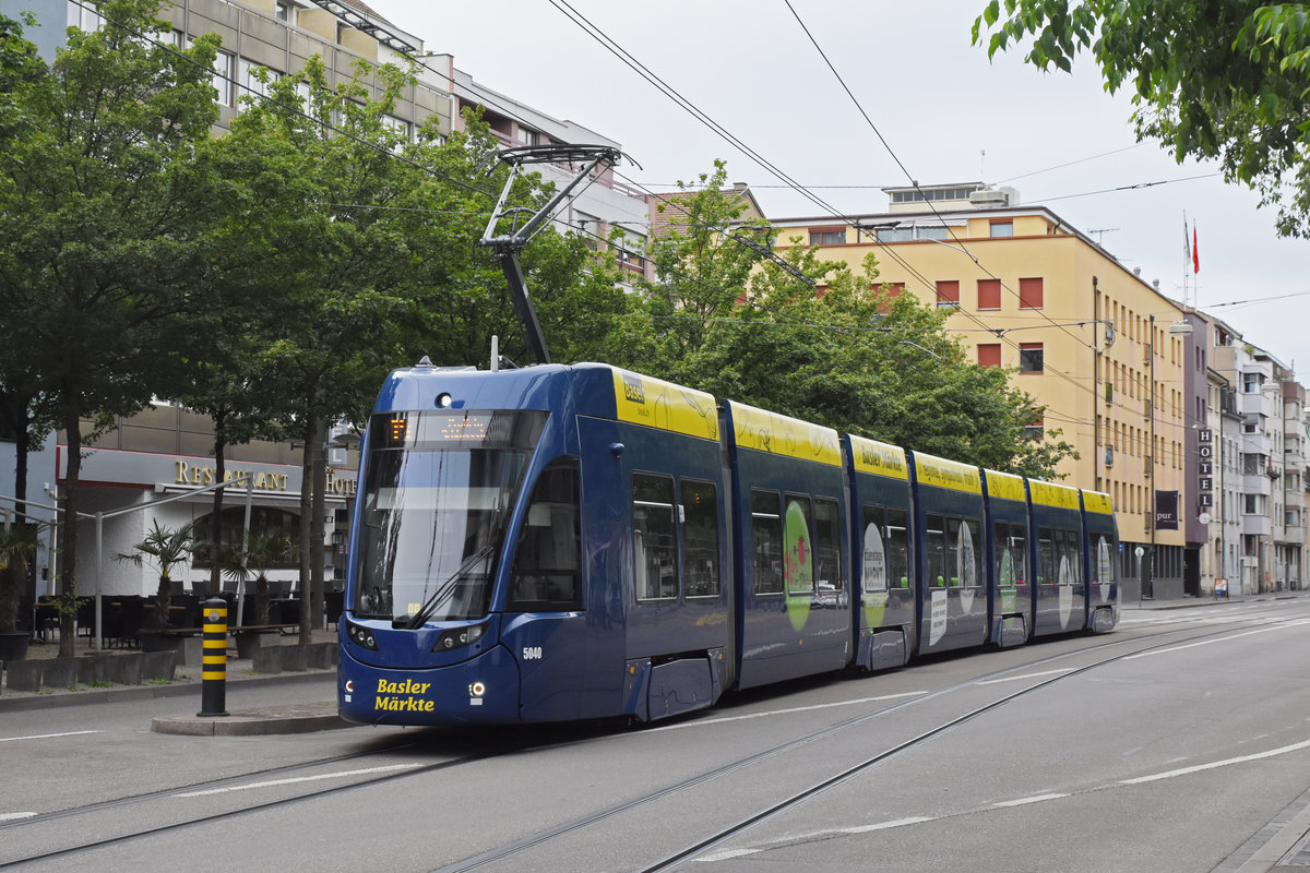 Be 6/8 Flexity 5040 mit der Werbung für die Basler Märkte, auf der Linie 14, fährt zur Haltestelle Messeplatz. Die Aufnahme stammt vom 22.05.2020.