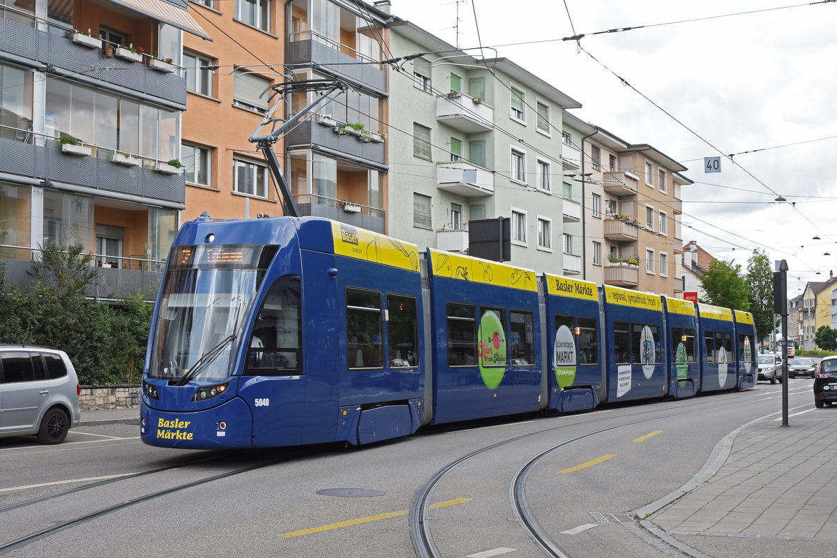 Be 6/8 Flexity 5040 mit der Werbung für die Basler Märkte, auf der Linie 2, fährt bei der Endstation in Binningen Kronenplatz ein. Die Aufnahme stammt vom 19.06.2020.