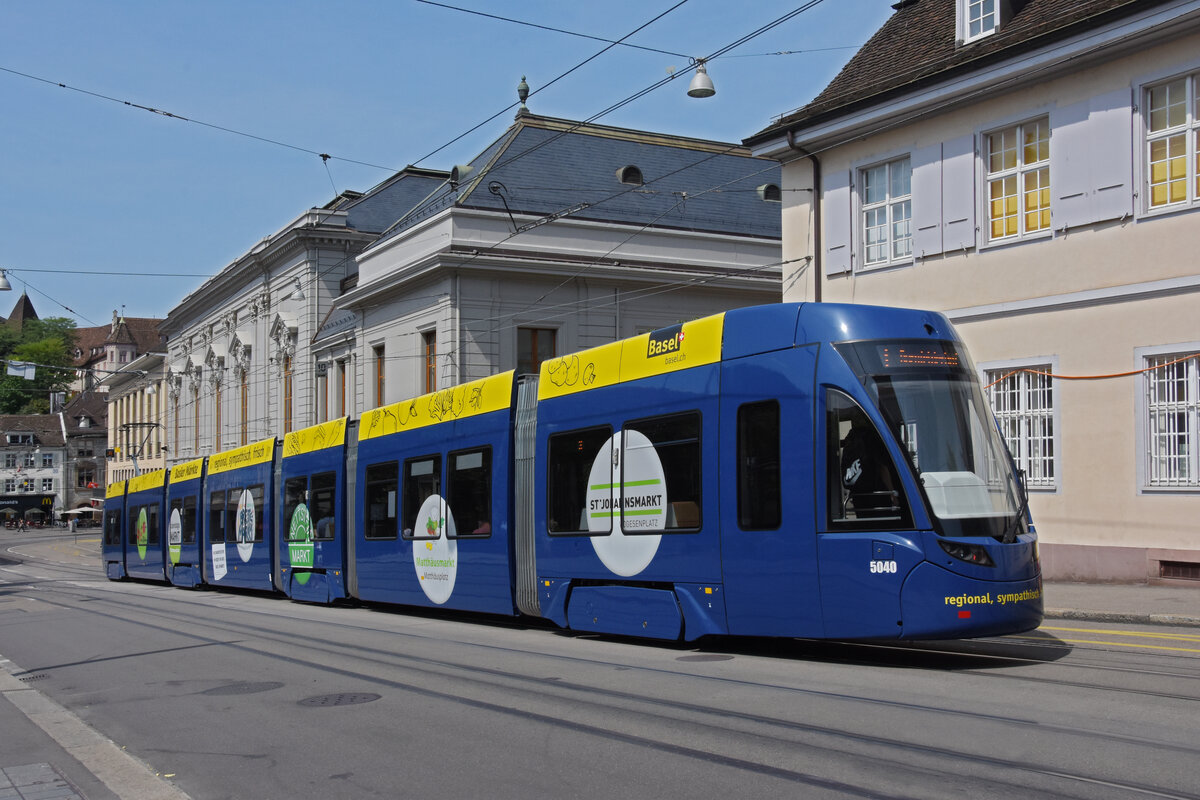 Be 6/8 Flexity 5040 mit der Werbung für die Basler Märkte, auf der Linie 3, fährt den Steinenberg hinunter zur Haltestelle Barfüsserplatz. Die Aufnahme stammt vom 13.08.2021.