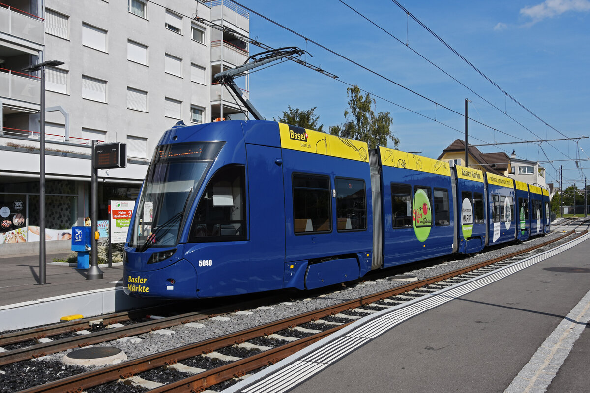 Be 6/8 Flexity 5040 mit der Werbung für die Basler Märkte, auf der Linie 14, wartet an der Endstation in Pratteln. Die Aufnahme stammt vom 13.09.2021.