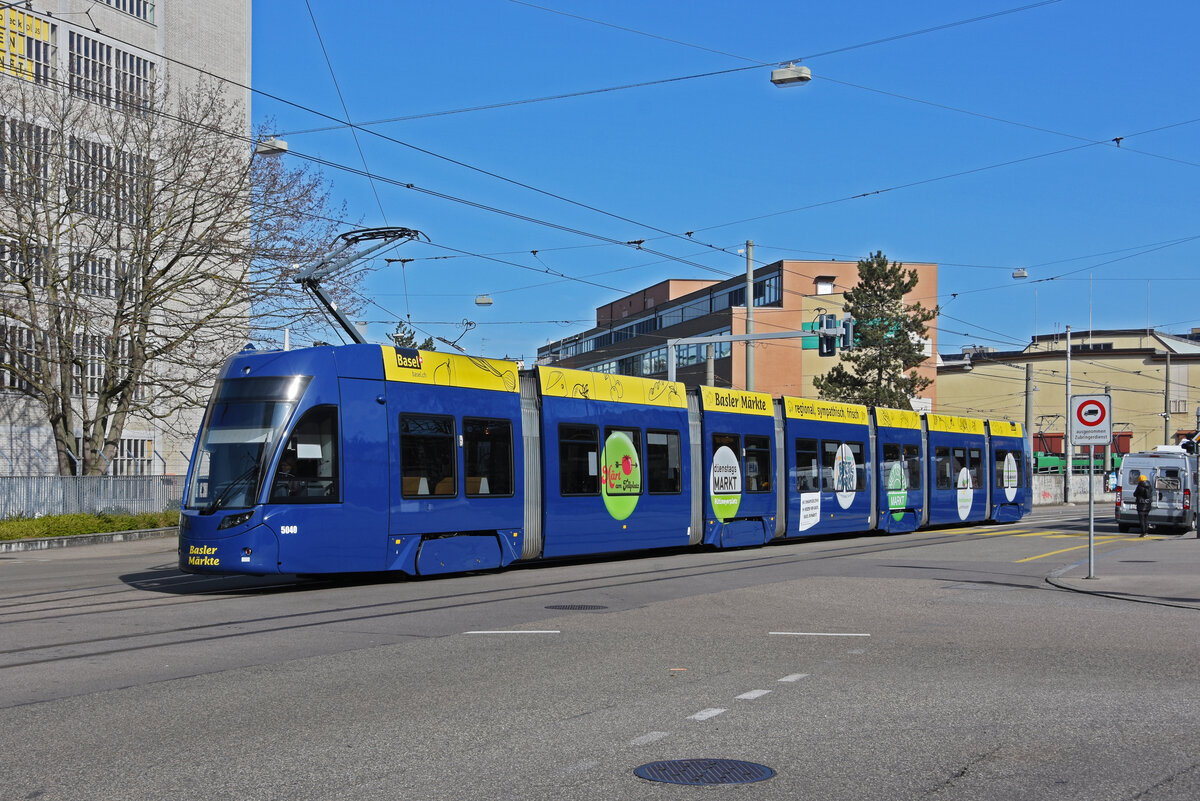 Be 6/8 Flexity 5040 mit der Werbung für die Basler Märkte, auf der Linie 2, hat das Depot Wiesenplatz verlassen und fährt bei der Haltestelle CIBA ein. Die Aufnahme stammt vom 28.03.2021.