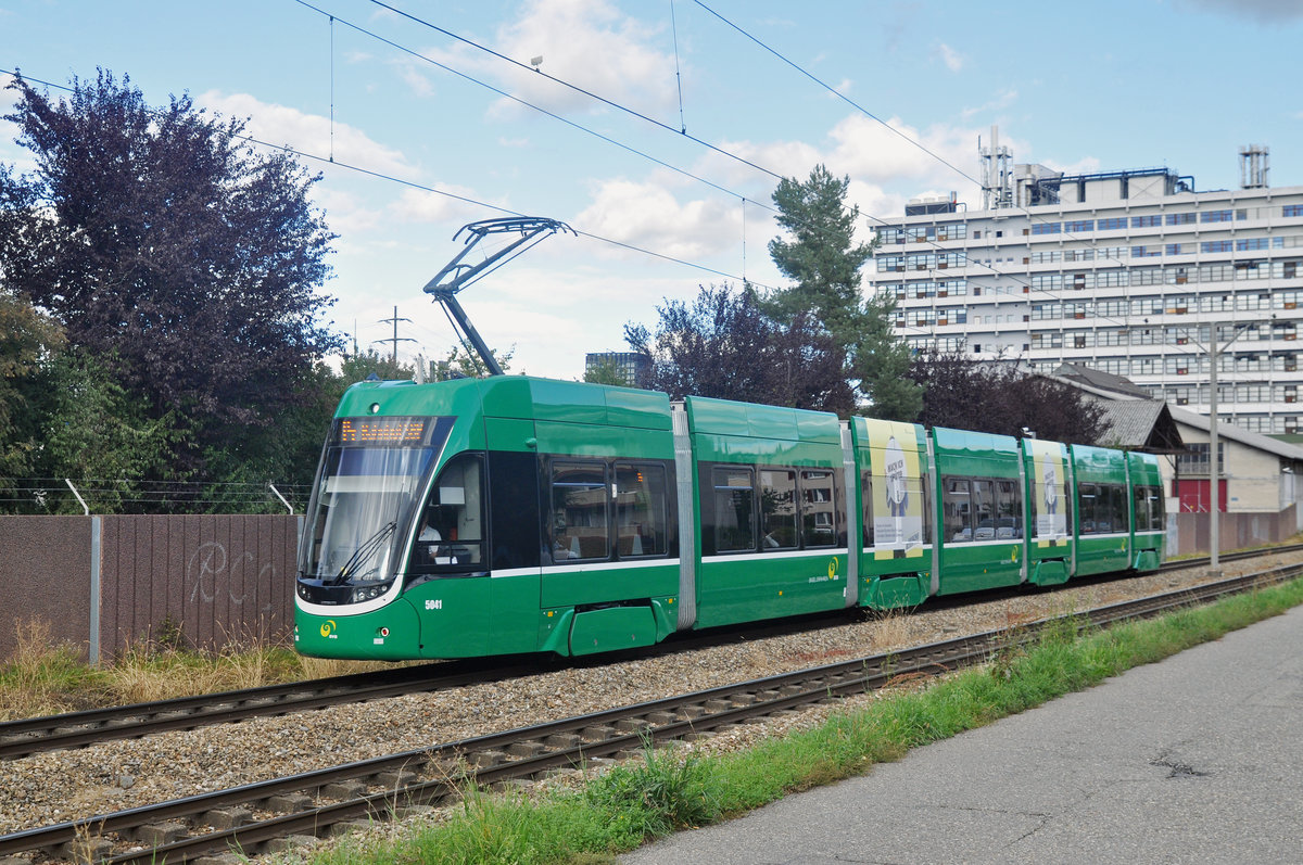 Be 6/8 Flexity 5041, auf der Linie 14, fährt zur Haltestelle Kästeli. Die Aufnahme stammt vom, 18.09.2017.
