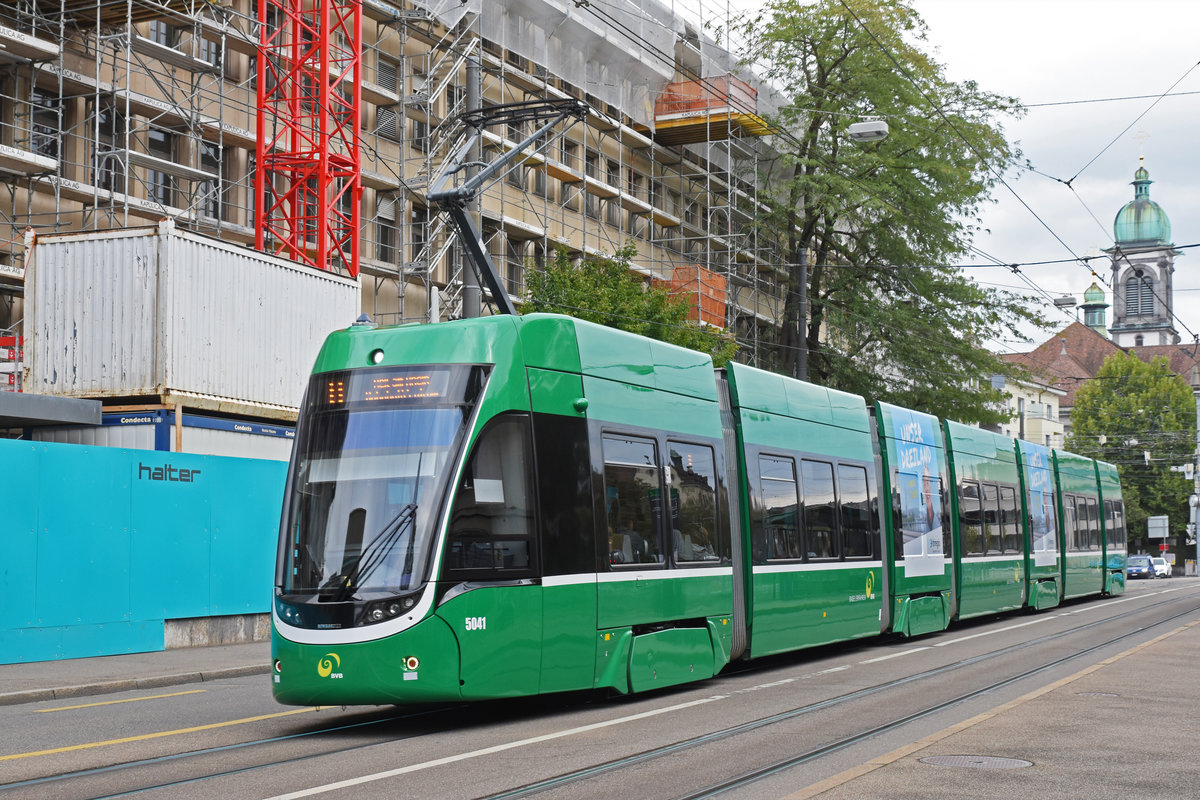 Be 6/8 Flexity 5041, auf der Linie 8, fährt zu Haltestelle CIBA. Die Aufnahme stammt vom 06.09.2018.