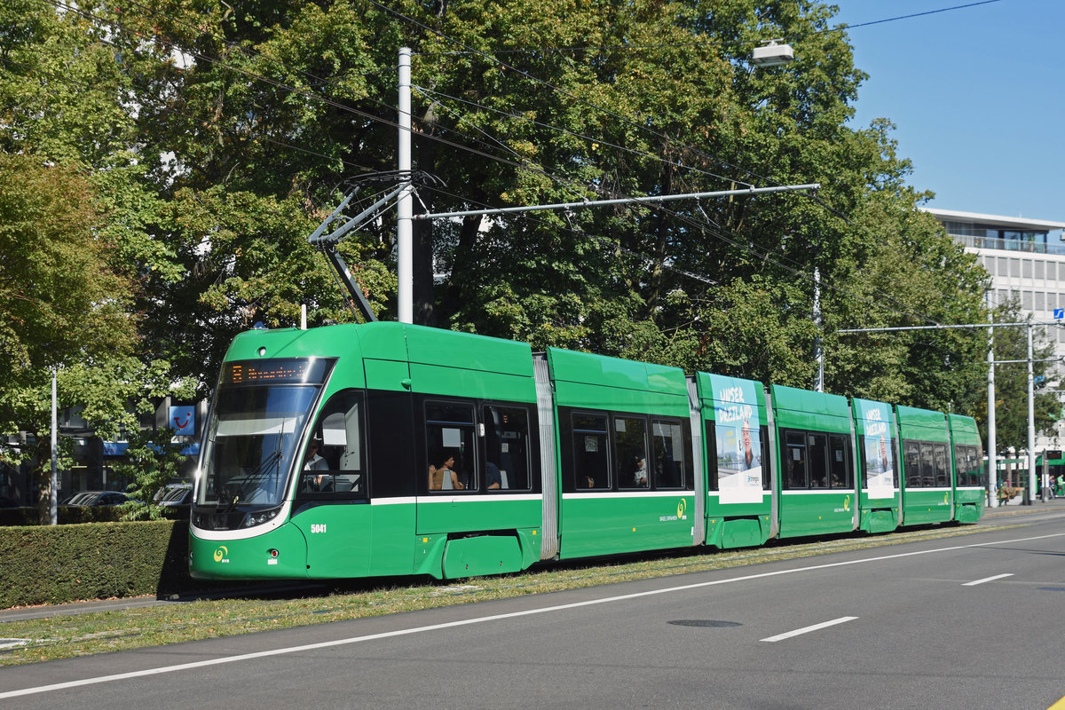 Be 6/8 Flexity 5041, auf der Linie 8, fährt Richtung Haltestelle Bahnhof SBB. Die Aufnahme stammt vom 28.09.2018.