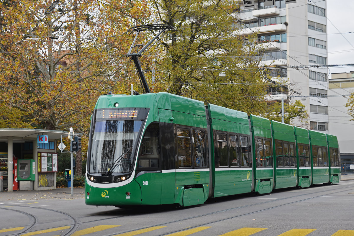 Be 6/8 Flexity 5041, auf der Linie 1, verlässt die Haltestelle Schützenhaus. Die Aufnahme stammt vom 19.11.2019.