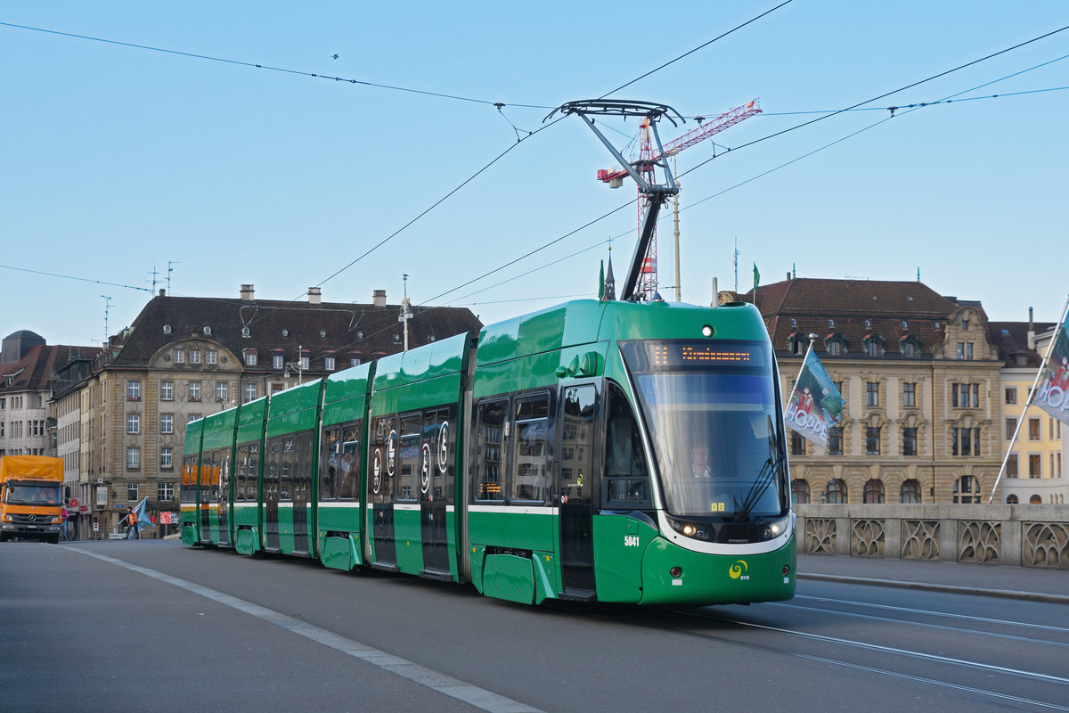 Be 6/8 Flexity 5041, auf der Linie 8, überquert die Mittlere Rheinbrücke. Die Aufnahme stammt vom 28.02.2020.