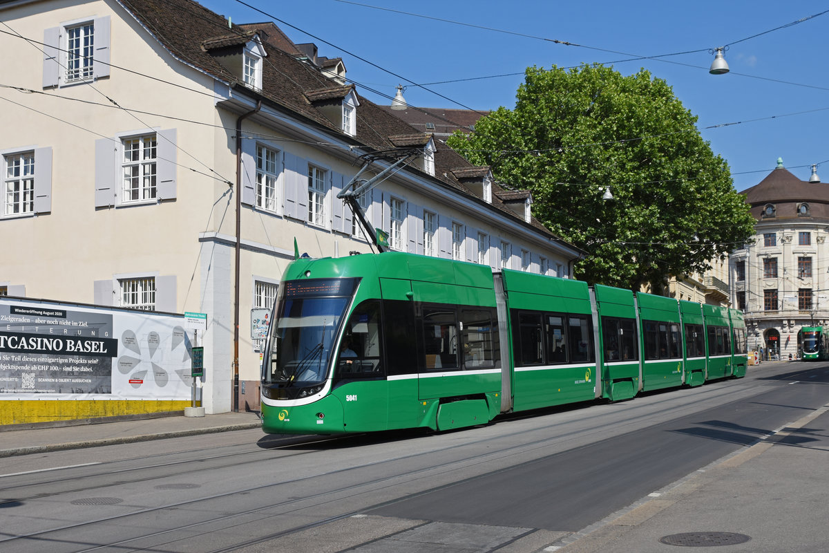 Be 6/8 Flexity 5041, auf der Linie 14, fährt den Steinenberg hinunter zur Haltestelle Barfüsserplatz. Die Aufnahme stammt vom 16.05.2020.