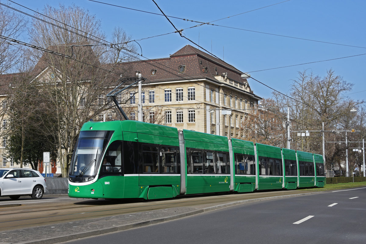 Be 6/8 Flexity 5041, auf der Linie 8, fährt zur Haltestelle am Bahnhof SBB. Die Aufnahme stammt vom 23.02.2021.