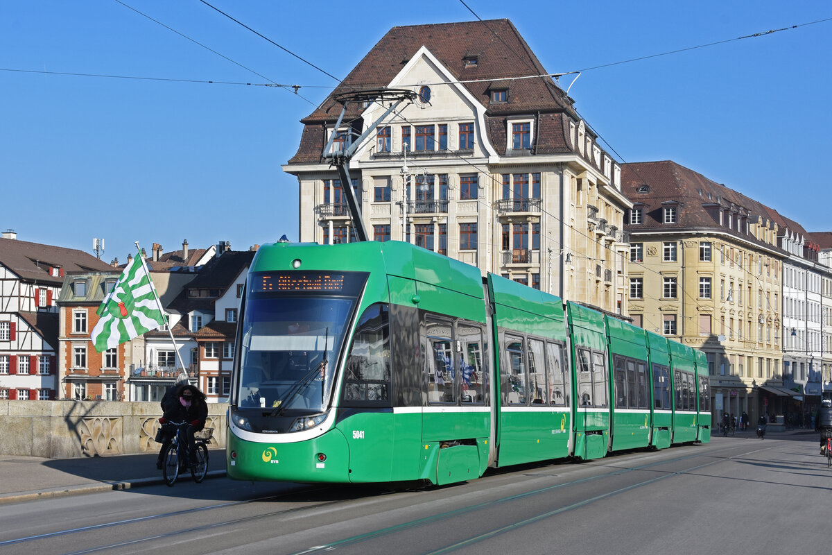 Be 6/8 Flexity 5041, auf der Linie 6, überquert die Mittlere Rheinbrücke. Die Aufnahme stammt vom 25.01.2022.