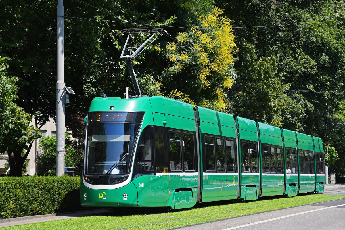 Be 6/8 Flexity 5041, auf der Linie 3, fährt am 11.07.2023 zur Haltestelle am Aeschenplatz.