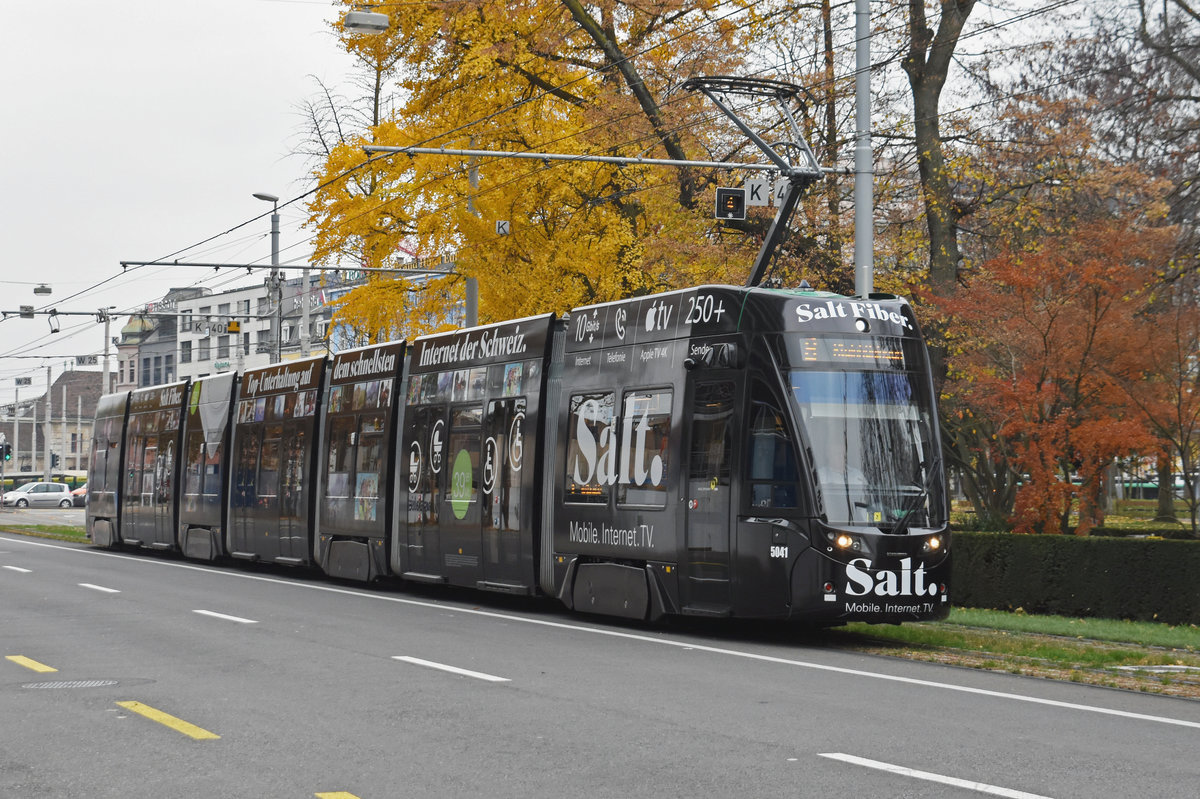 Be 6/8 Flexity 5041 mit der Werbung für SALT, auf der Linie 8, fährt zur Haltestelle am Aeschenplatz. Die Aufnahme stammt vom 17.11.2018.