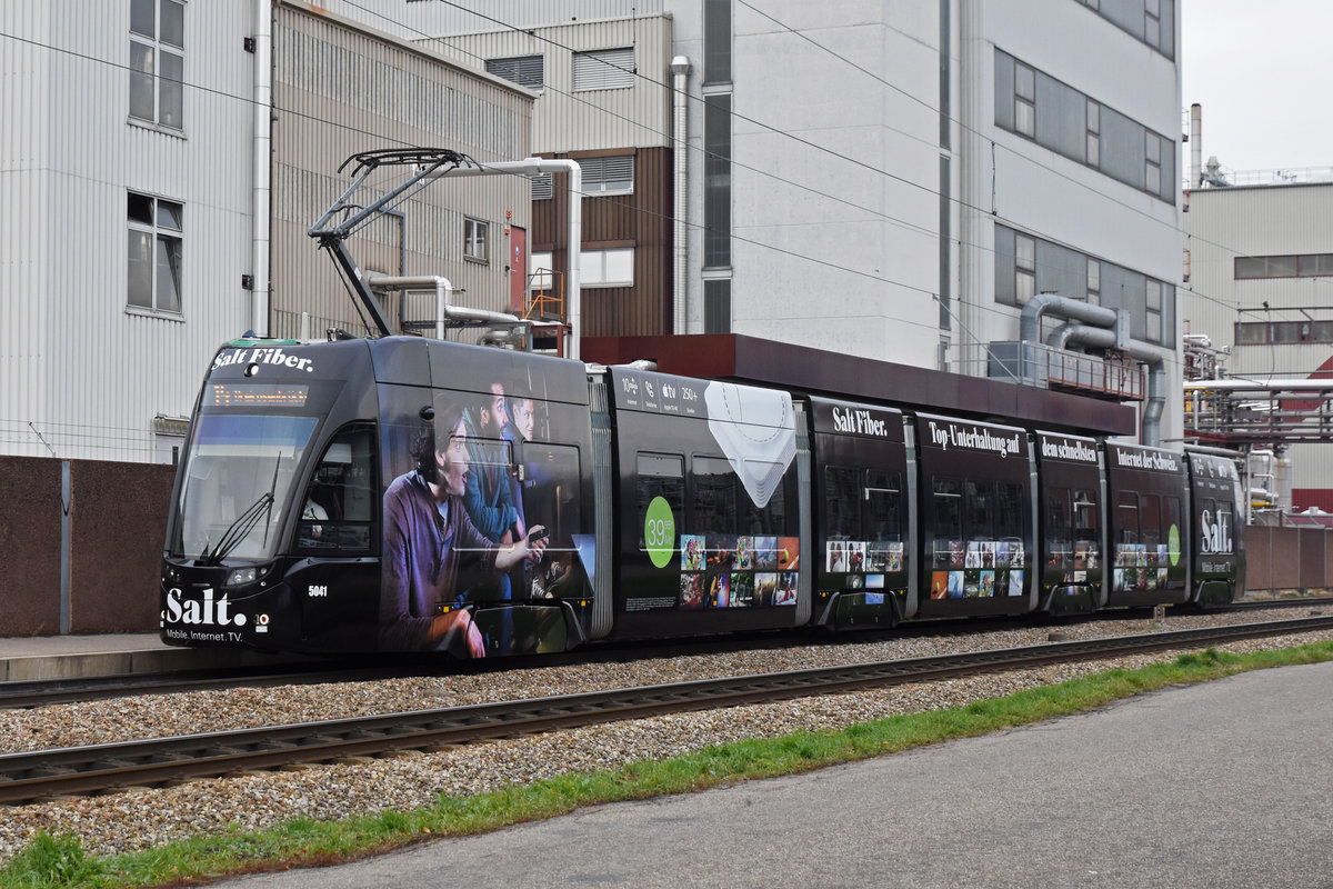 Be 6/8 Flexity 5041 mit der SALT Werbung, auf der Linie 14, fährt zur Haltestelle Kästeli. Die Aufnahme stammt vom 28.11.2018.