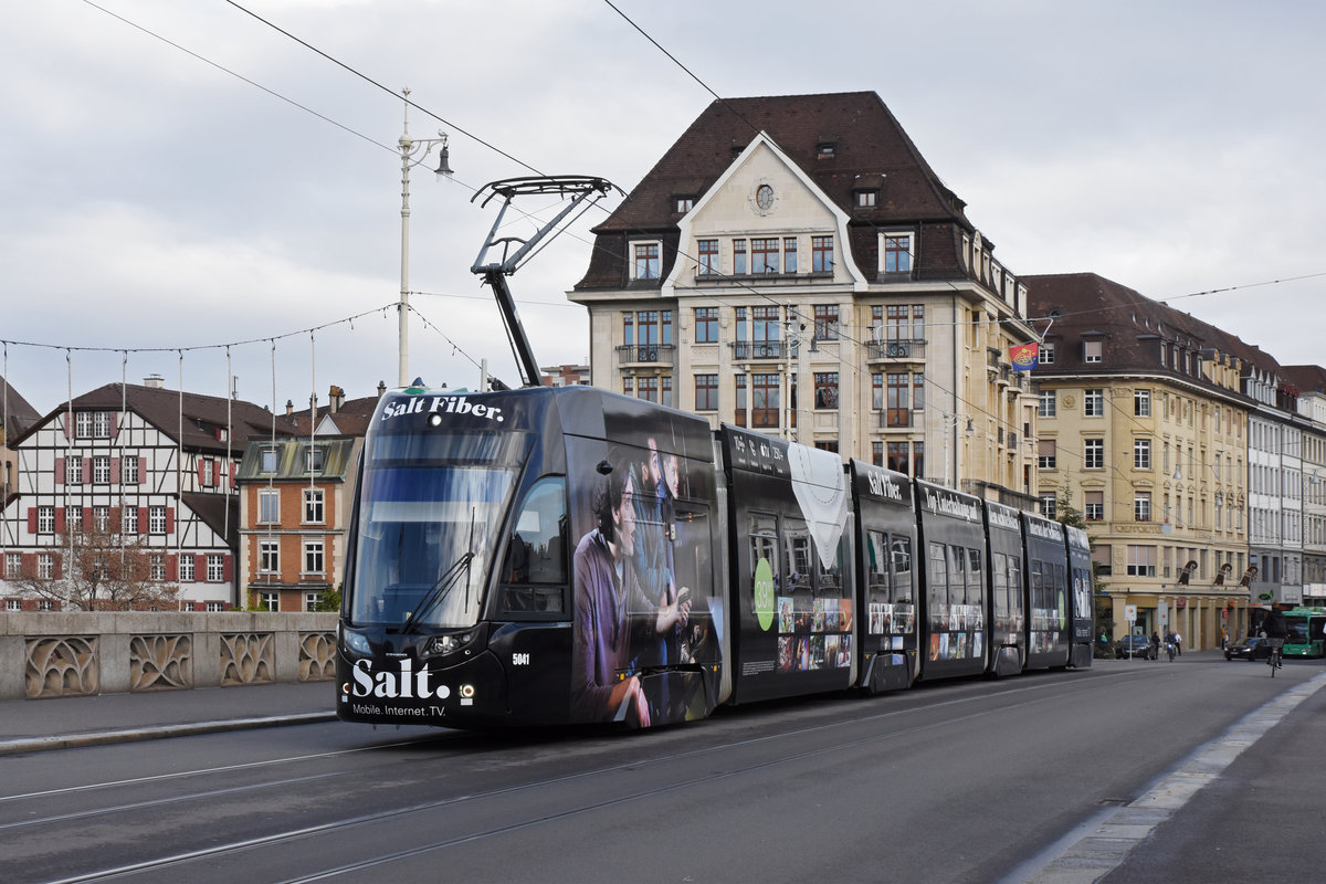 Be 6/8 Flexity 5041 mit der SALT Werbung, auf der Linie 8, überquert die Mittlere Rheinbrücke. Die Aufnahme stammt vom 04.12.2018.