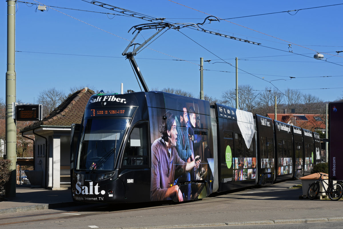 Be 6/8 Flexity 5041 mit der SALT Werbung, auf der Linie 3, wartet an der Endstation in Birsfelden. Die Aufnahme stammt vom 16.02.2019.