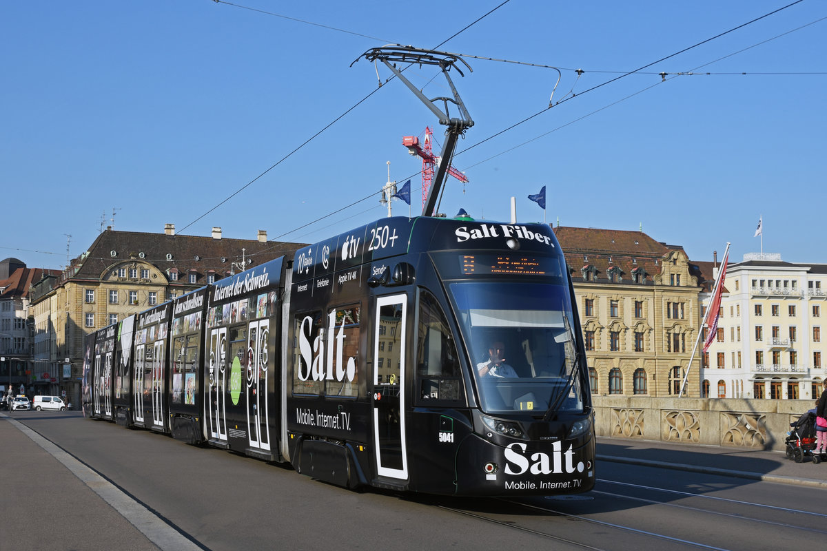 Be 6/8 Flexity 5041 mit der SALT Werbung, auf der Linie 8, überquert die Mittlere Rheinbrücke. Die Aufnahme stammt vom 29.03.2019.