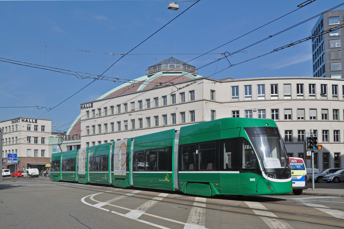 Be 6/8 Flexity 5042, auf der Linie 2, fährt zur Haltestelle Markthalle. Die Aufnahme stammt vom 22.09.2017.