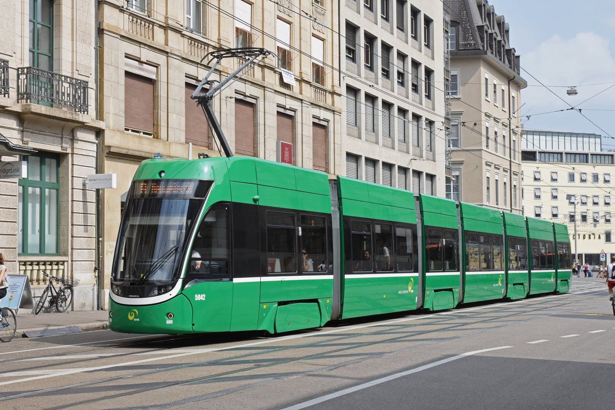 Be 6/8 Flexity 5042, auf der Linie 8, fährt zur Haltestelle Markthalle. Die Aufnahme stammt vom 18.08.2018.