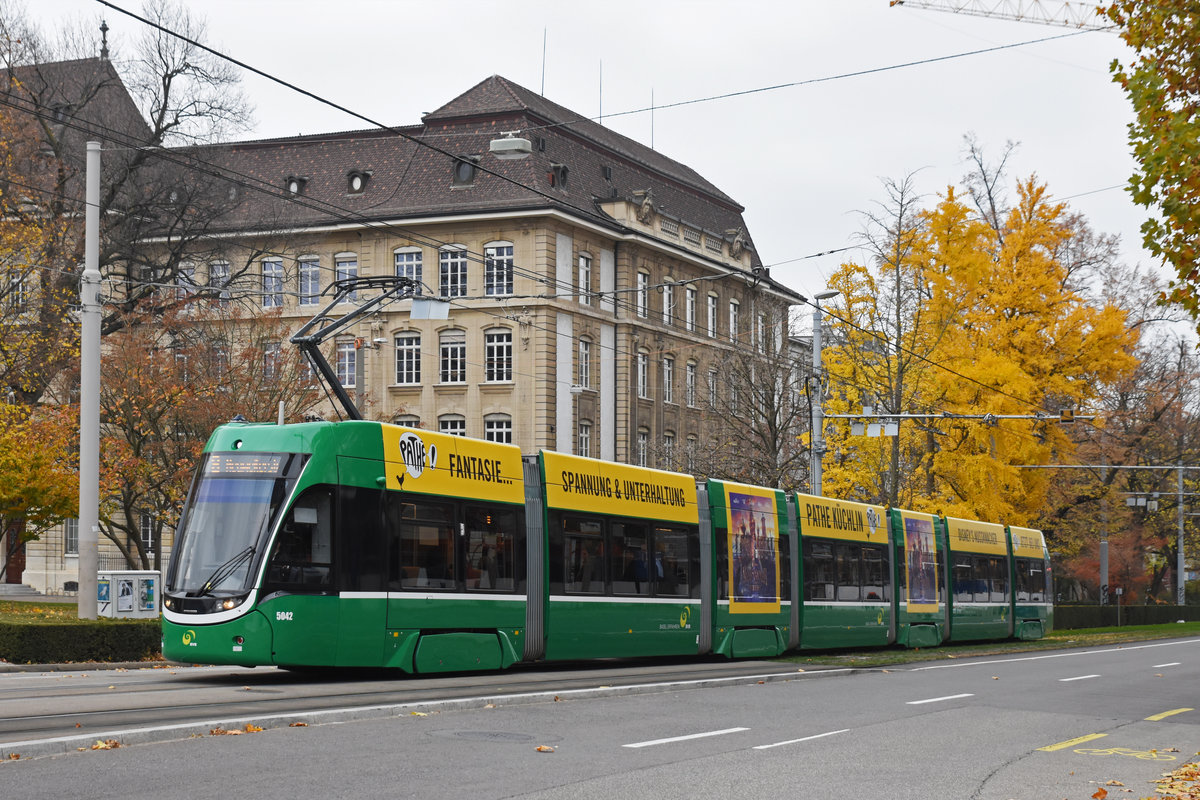 Be 6/8 Flexity 5042, auf der Linie 8, fährt zur Haltestelle am Bahnhof SBB. Die Aufnahme stammt vom 17.11.2018.