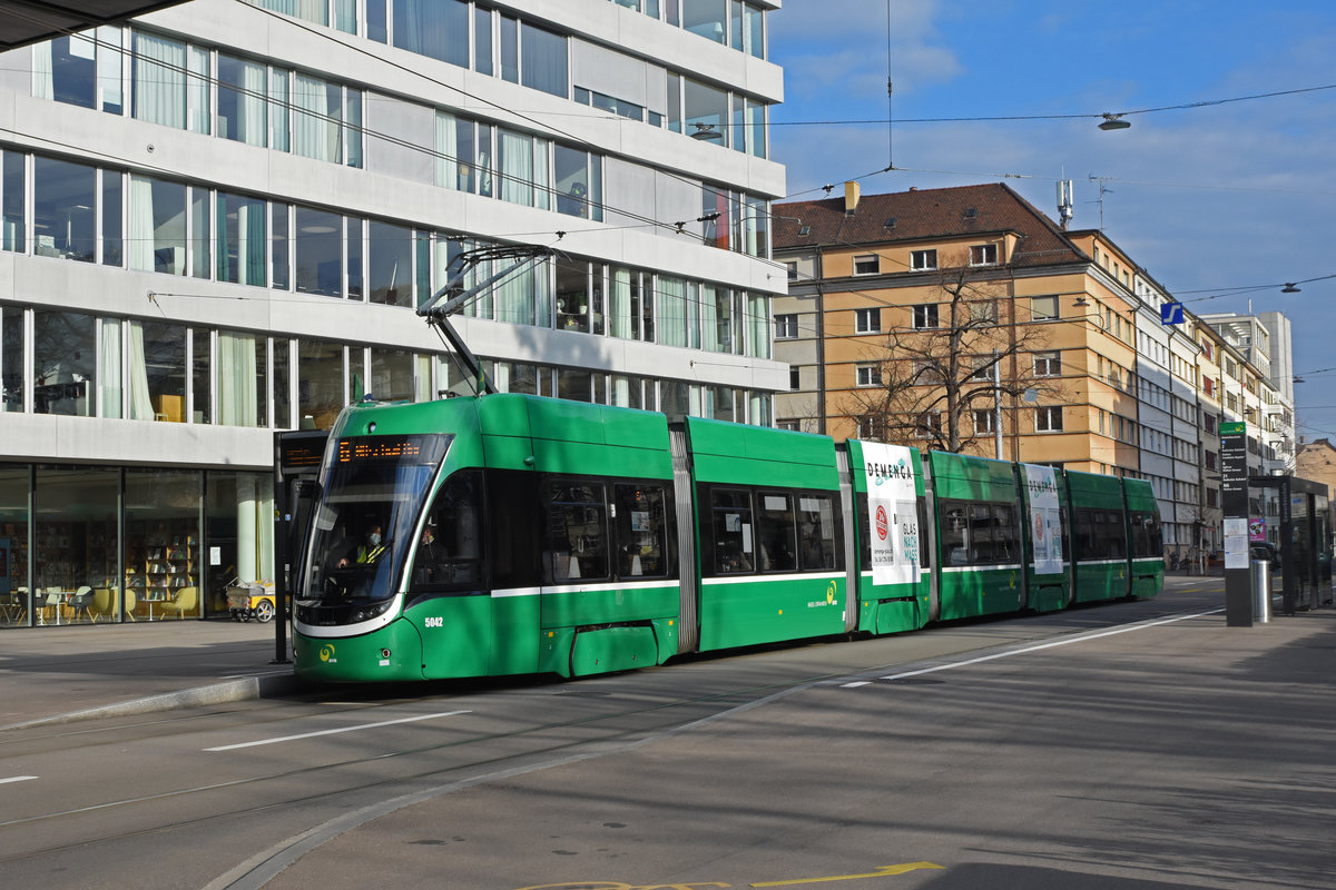 Be 6/8 Flexity 5042, auf der Linie 6, bedient die Haltestelle Gewerbeschule. Die Aufnahme stammt vom 17.12.2020.