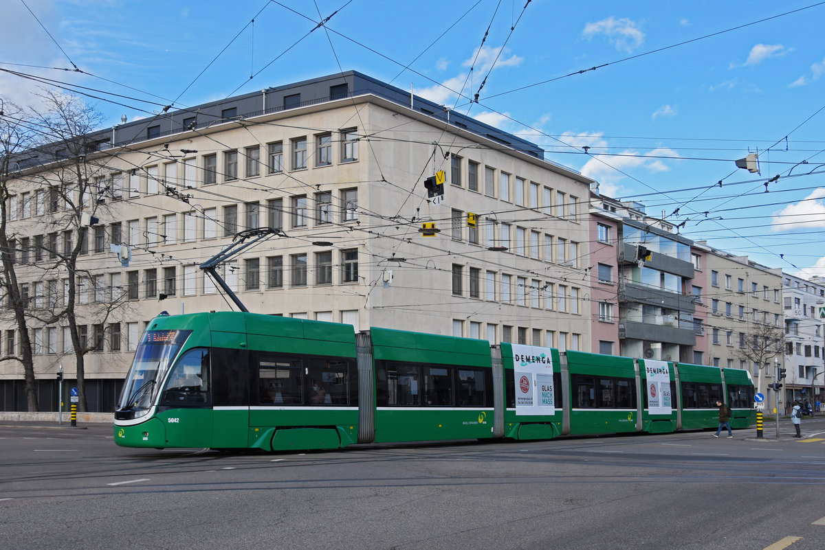Be 6/8 Flexity 5042, auf der Linie 1, fährt bei der Haltestelle Dreirosenbrücke ein. Die Aufnahme stammt vom 12.03.2021.
