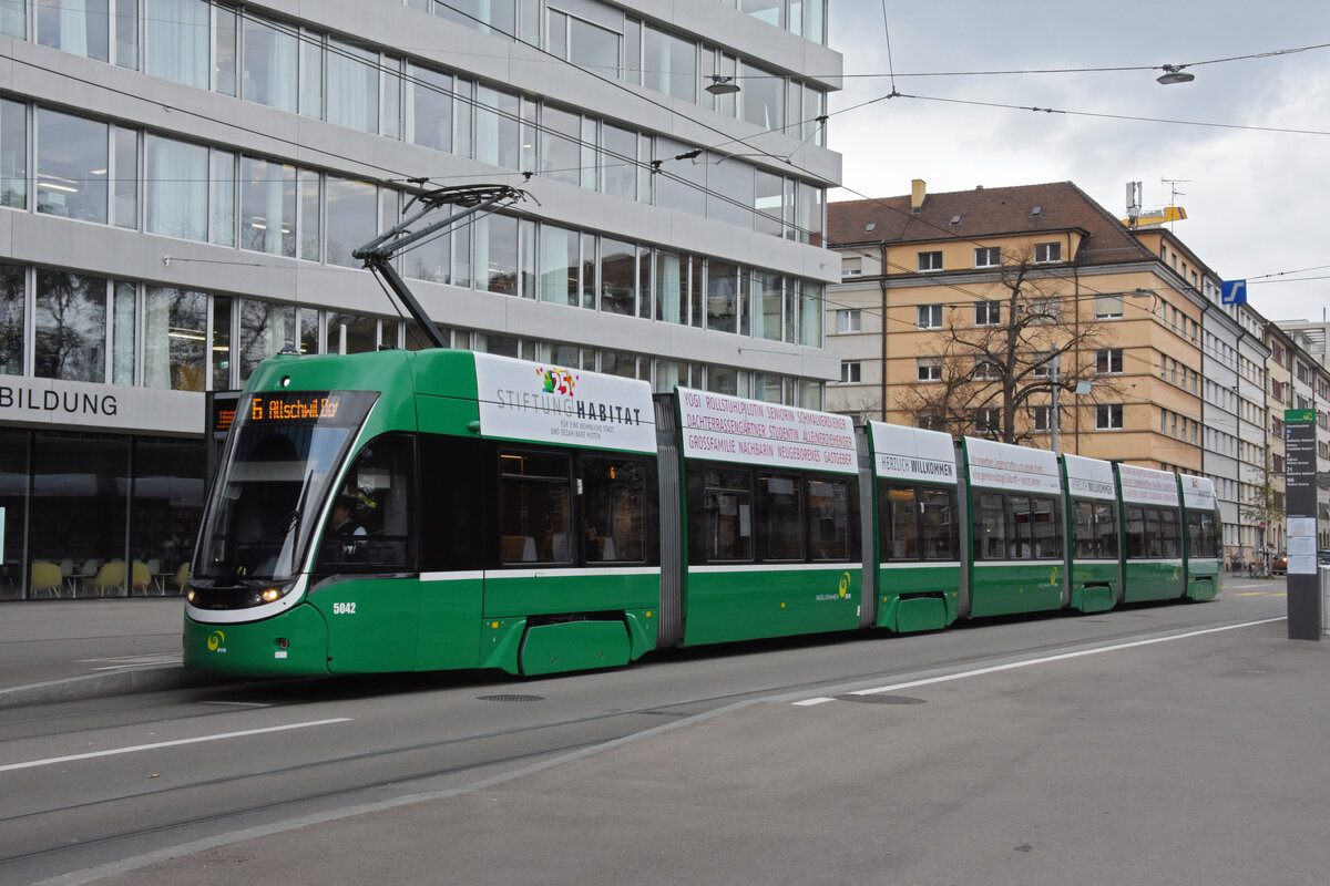 Be 6/8 Flexity 5042, auf der Linie 6, bedient die Haltestelle Gewerbeschule. Die Aufnahme stammt vom 17.11.2021.