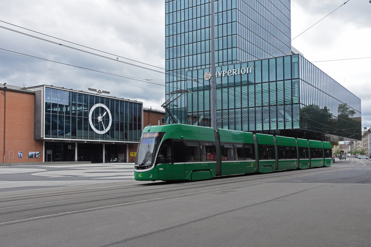Be 6/8 Flexity 5042, auf der Linie 6, fährt zur Haltestelle Messeplatz. Die Aufnahme stammt vom 08.07.2021.