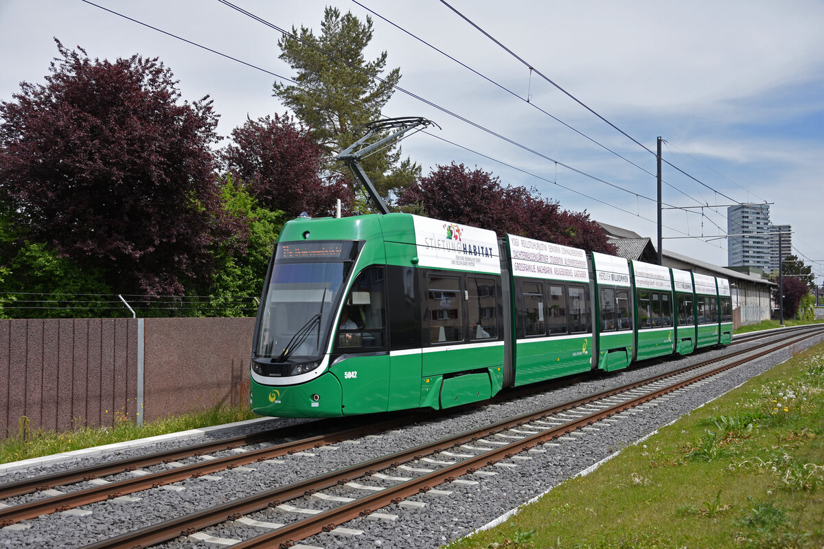 Be 6/8 Flexity 5042, auf der Linie 14, fährt zur Haltestelle Kästeli. Die Aufnahme stammt vom 29.04.2022.