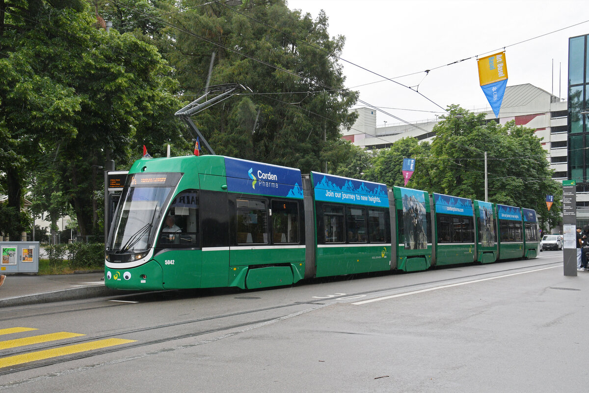 Be 6/8 Flexity 5042, auf der Linie 6, bedient am 26.05.2025 die Haltestelle Gewerbeschule. Aufnahme Basel.