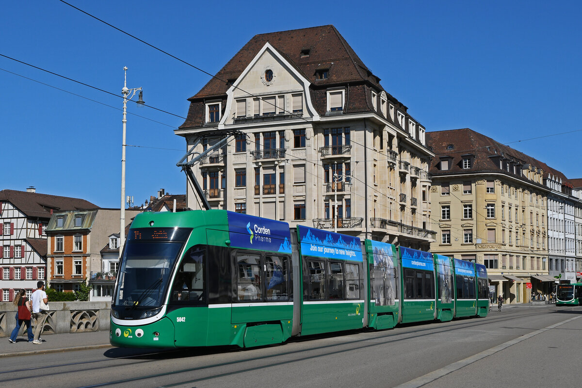 Be 6/8 Flexity 5042, auf der Linie 14, überquert am 18.09.20258 die Mittlere Rheinbrücke. Aufnahme Basel.