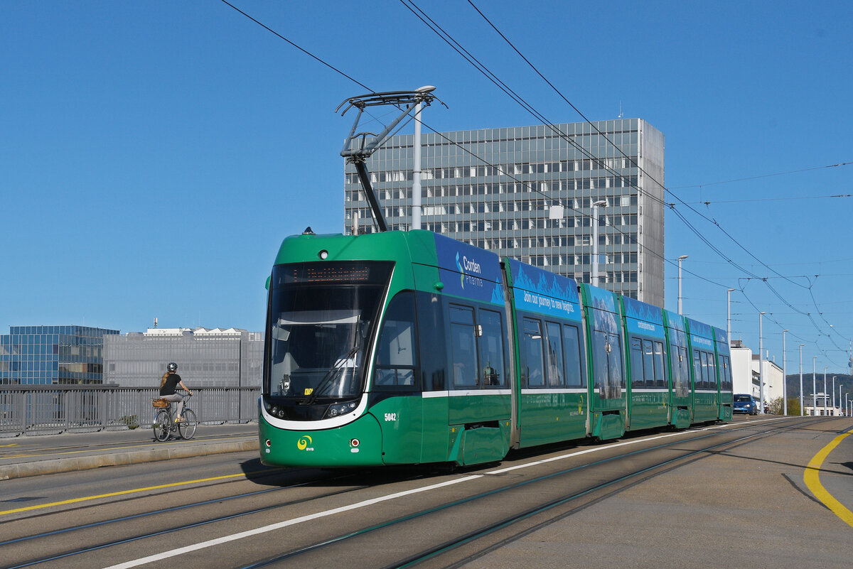 Be 6/8 Flexity 5042, auf der Linie 1, �berquert am 15.09.2026 die Dreirosenbr�cke Richtung Haltestelle Novartis Campus. Aufnahme Basel.