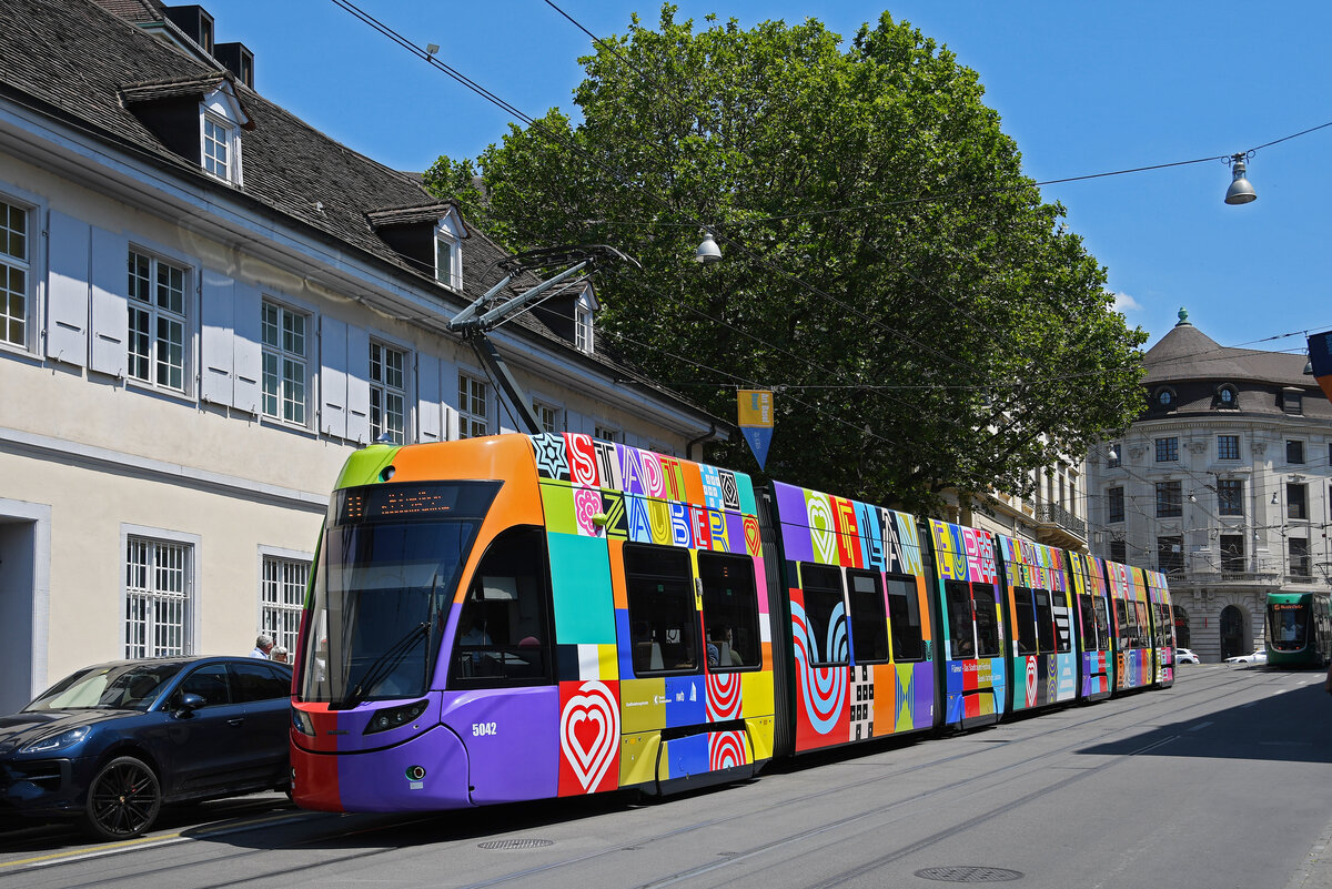 Be 6/8 Flexity 5042  Flaneur Stadt Zauber , auf der Linie 8, fährt am 14.06.2023 den Steinenberg hinunter zur Haltestelle Barfüsserplatz.