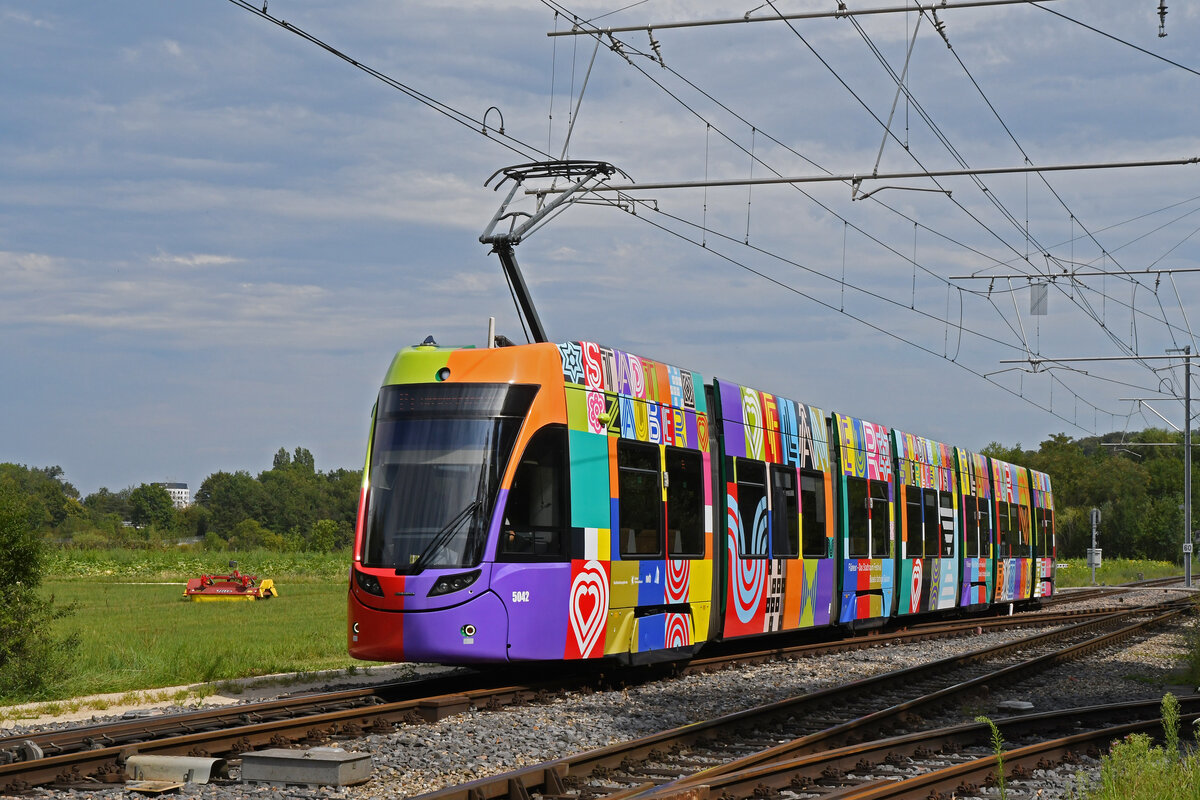 Be 6/8 Flexity 5042  Flaneur Stadt Zauber , auf der Linie 14, fährt am 14.08.2023 zur Haltestelle Rothausstrasse.