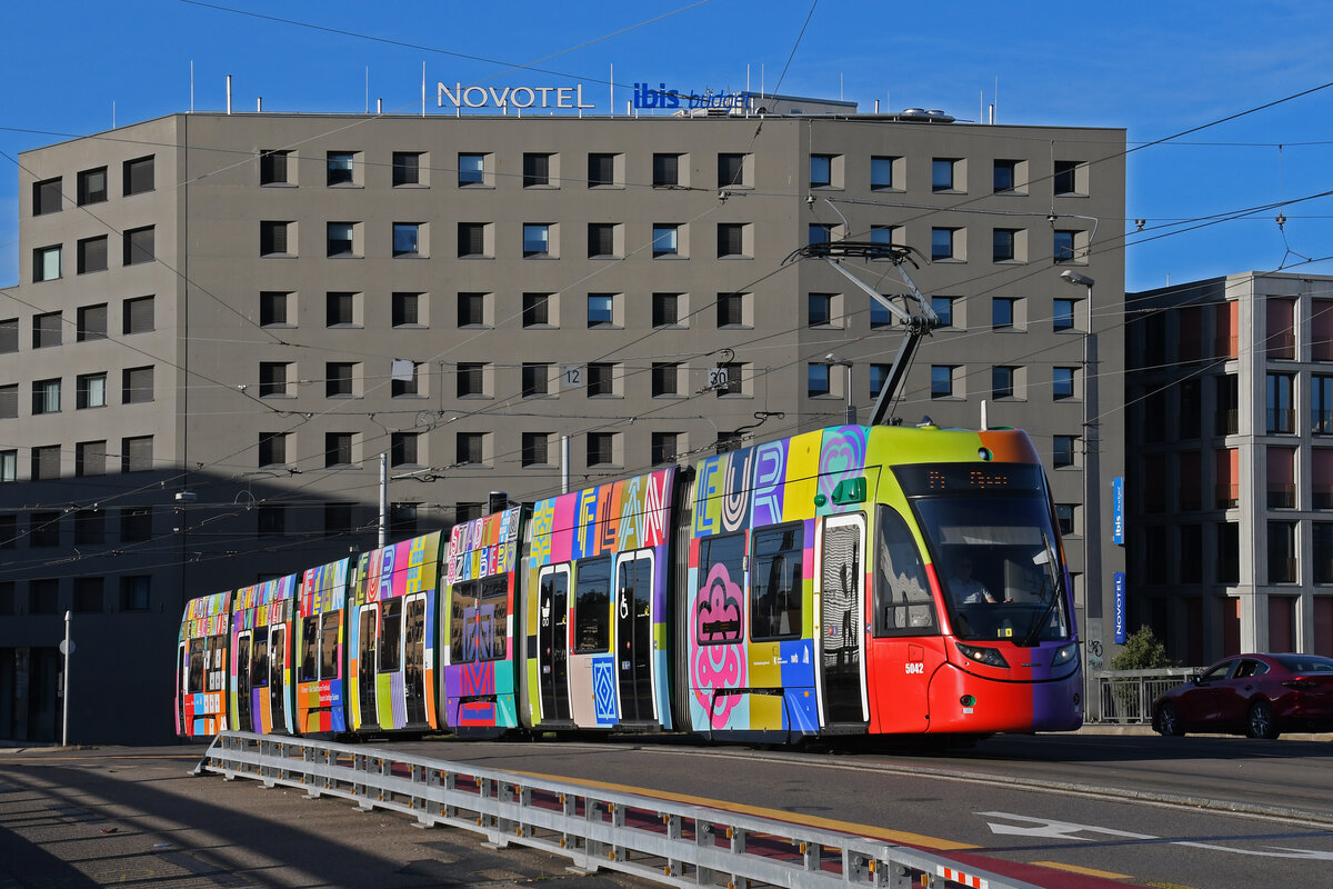 Be 6/8 Flexity 5042  Flaneur Stadt Zauber , auf der wegen einer Grossbaustelle zwischen Hardstrasse und Pratteln umgeleiteten Linie 14, überquert am 07.09.2024 die Münchensteinerbrücke. Aufnahme Basel.