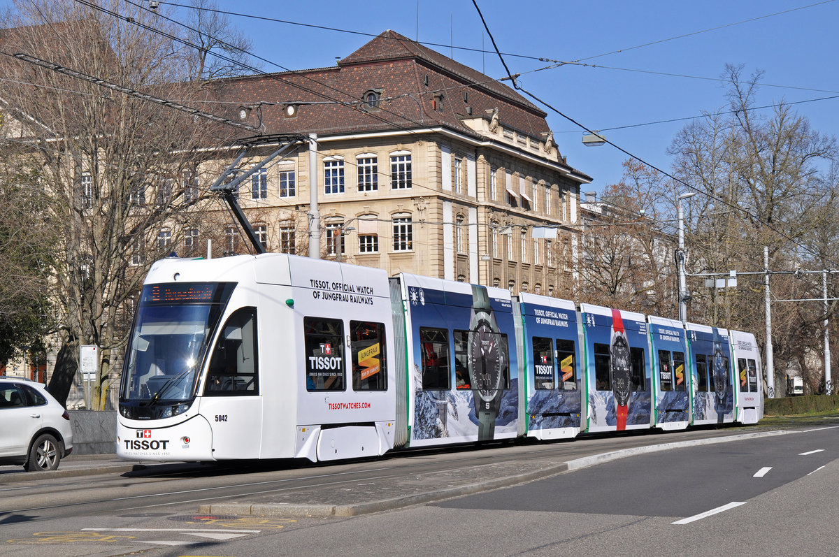 Be 6/8 Flexity 5042, mit einer Tissot Werbung, auf der Linie 8, fährt zur Haltestelle Bahnhof SBB. Die Aufnahme stammt vom 26.02.2018.