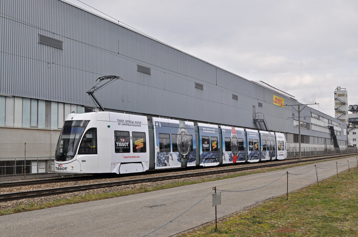 Be 6/8 Flexity 5042, mit einer Tissot Werbung, auf der Linie 14, fährt zur Haltestelle Lachmatt. Die Aufnahme stammt vom 27.02.2018.