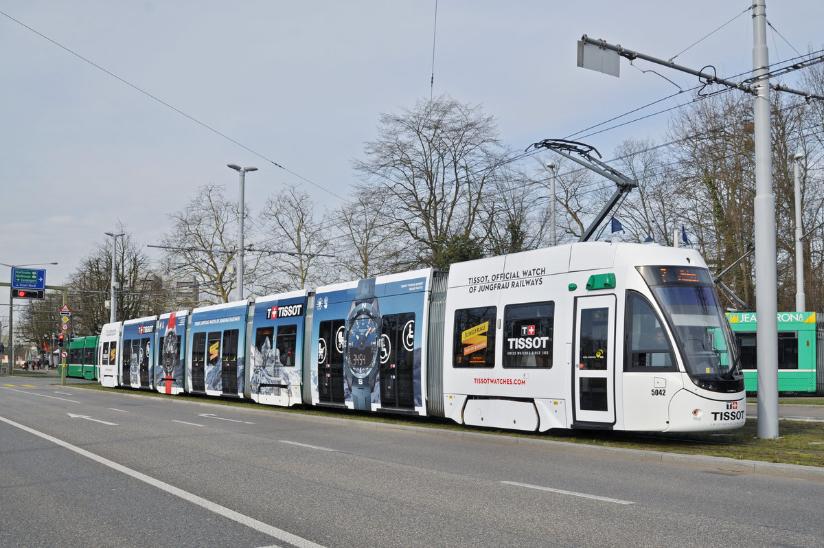 Be 6/8 Flexity 5042, mit der Tissot Werbung, fährt in die Schlaufe beim Eglisee. Die Aufnahme stammt vom 22.03.2018.