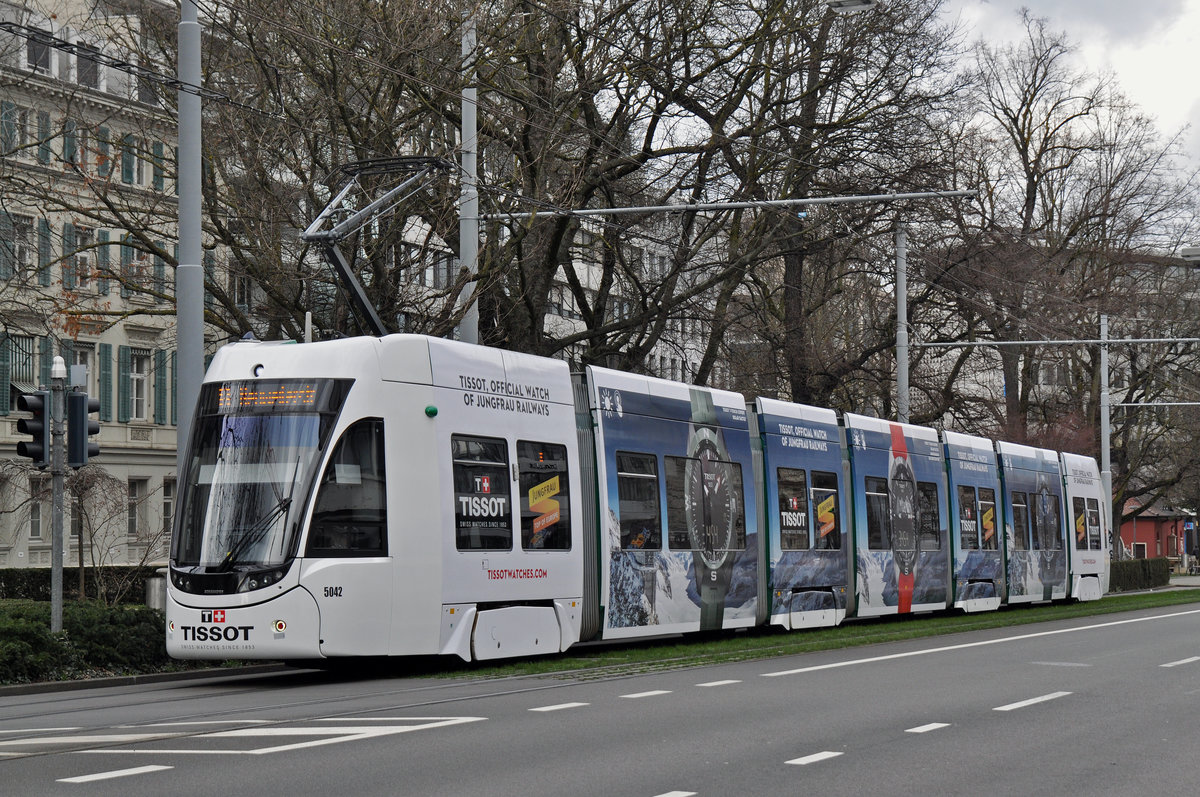 Be 6/8 Flexity 5042, mit der Tissot Werbung, fährt zur Haltestelle der Linie 8 am Bahnhof SBB. Die Aufnahme stammt vom 31.03.2018.