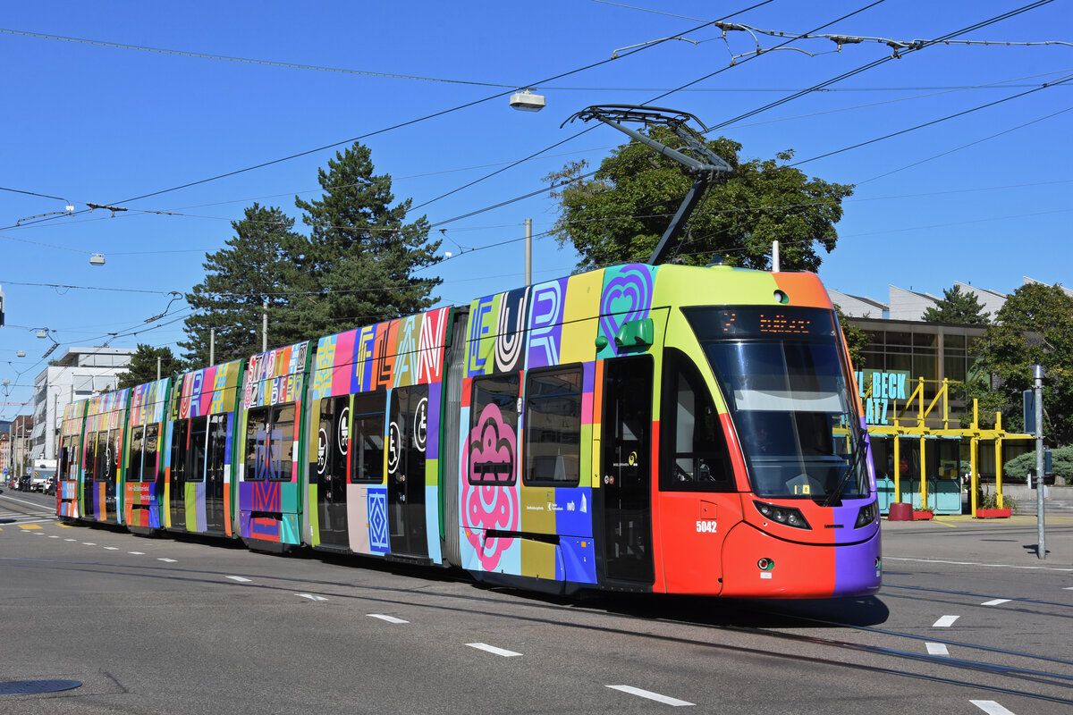 Be 6/8 Flexity 5042 mit der Werbung  Flaneur Stadt Zauber , auf der Linie 2, fährt nach dem Ausfahren aus dem Depot Wiesenplatz zur Haltestelle CIBA. Die Aufnahme stammt vom 12.09.2022.