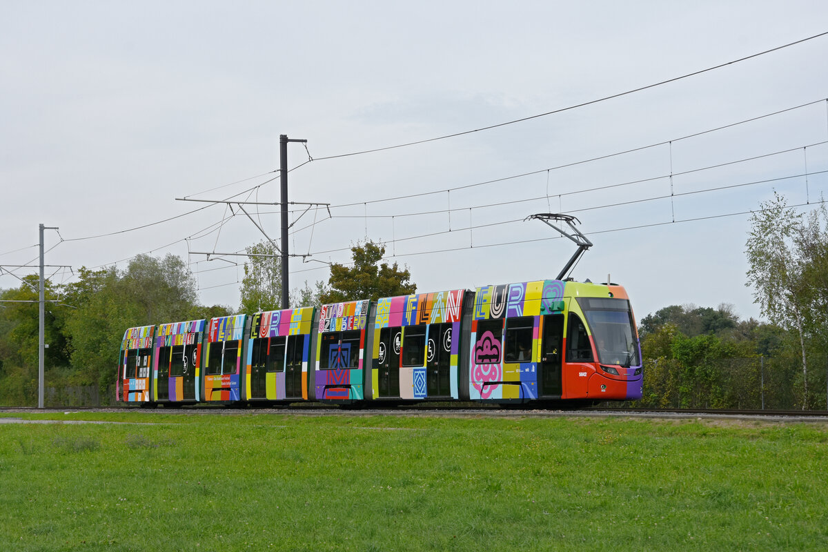 Be 6/8 Flexity 5042 mit der Werbung  Flaneur Stadt Zauber , auf der Linie 14, fährt zur Haltestelle Lachmatt. Die Aufnahme stammt vom 13.09.2022.